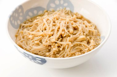 Japon mezesi enoki ile kaynatıldı