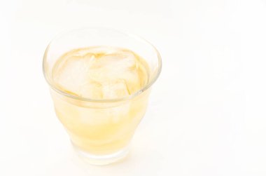 Beyaz arka planda buzlu limon çayı