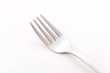 Beyaz arkaplanda metal çatal