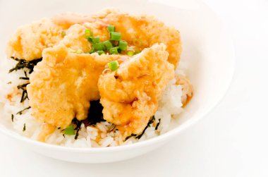 Japon yemeği, Toritendon tavuklu tempura ile kaplı pirinç kasesidir.