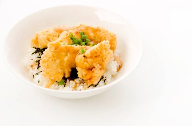 Japon yemeği, Toritendon tavuklu tempura ile kaplı pirinç kasesidir.