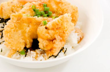 Japon yemeği, Toritendon tavuklu tempura ile kaplı pirinç kasesidir.