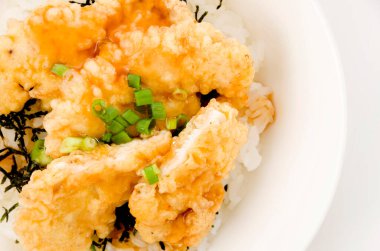 Japon yemeği, Toritendon tavuklu tempura ile kaplı pirinç kasesidir.