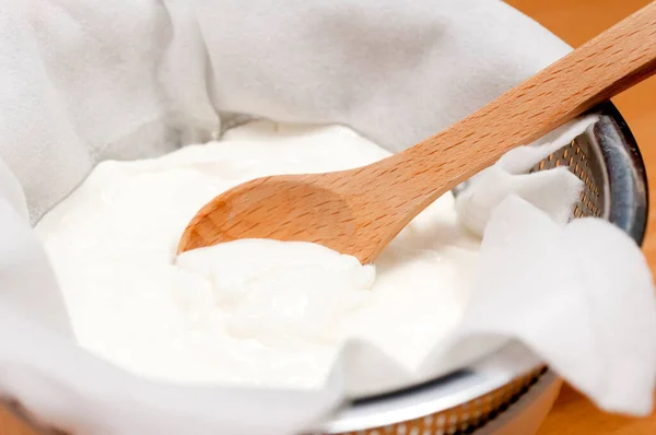 手工制作的希腊酸奶 将酸奶中的水 排出制成希腊酸奶 — 图库照片