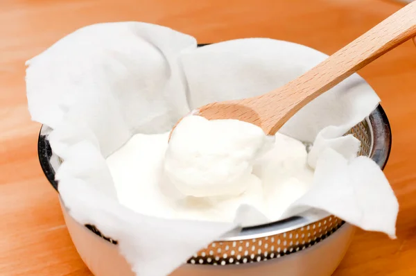 Handgemaakte Griekse Yoghurt Drain Water Wei Uit Yoghurt Griekse Yoghurt — Stockfoto