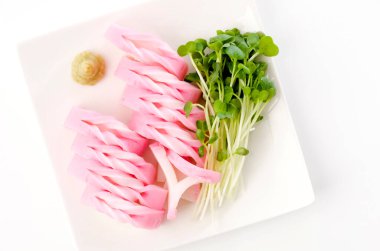 Japon yemeği, dilimlenmiş turp filizi.