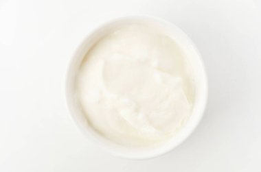 Beyaz arka planda Seramik beyaz Ramequin 'de taze Yunan yoğurdu