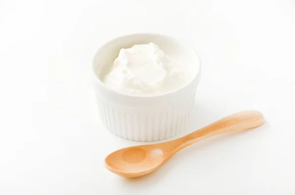Iogurte Grego Fresco Ramequin Branco Cerâmico Sobre Fundo Branco — Fotografia de Stock