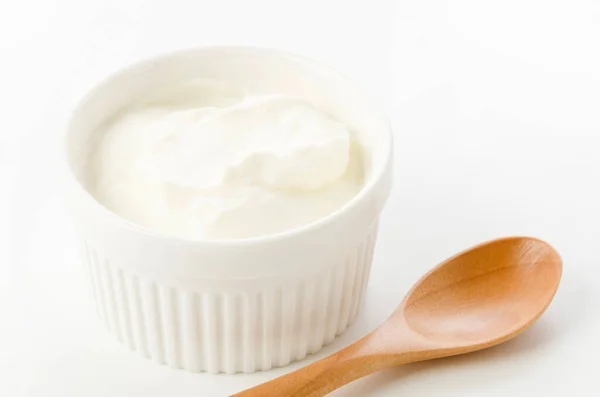 Frischer Griechischer Joghurt Keramik Weiß Ramequin Auf Weißem Hintergrund — Stockfoto