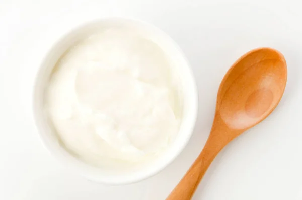 Färsk Grekisk Yoghurt Keramik Vit Ramequin Vit Bakgrund — Stockfoto