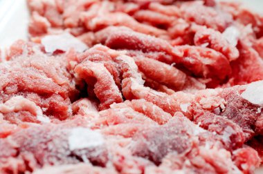 Köpük tablasında donmuş domuz eti.