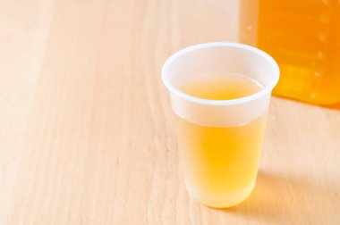 Masadaki plastik bardakta çay.