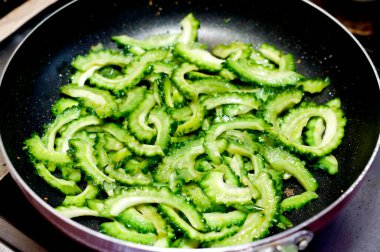 Kızartma kızartması kızartma tavasında acı kabak dilimledi.. 