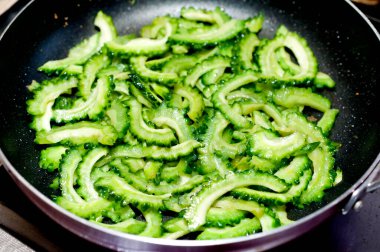 Kızartma kızartması kızartma tavasında acı kabak dilimledi.. 