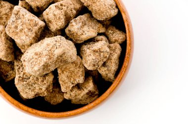 Kahverengi şeker yuvarlak ahşap kasede