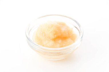 Beyaz arka planda ızgara sarımsak