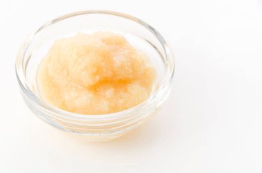 Beyaz arka planda ızgara sarımsak