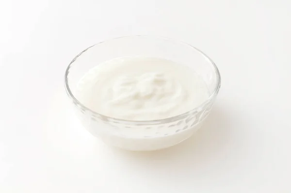 Jogurt Szklanej Misce Białym Tle — Zdjęcie stockowe