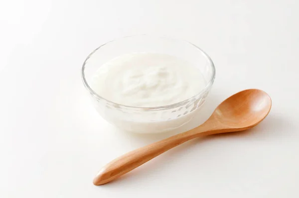Jogurt Skleněné Misce Dřevěnou Lžičkou Bílém Pozadí — Stock fotografie