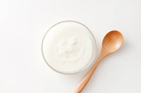 Yogurt Tazón Vidrio Con Cuchara Madera Sobre Fondo Blanco —  Fotos de Stock