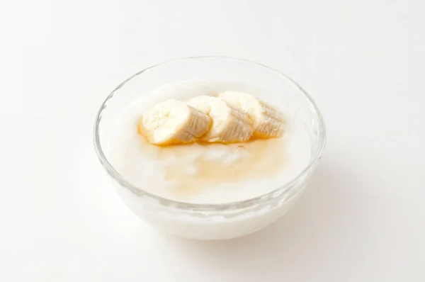 Yoghurt Met Bananenschijfjes Een Witte Achtergrond — Stockfoto