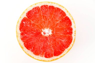 Greyfurt dilimi. Beyaz arkaplanda greyfurt.