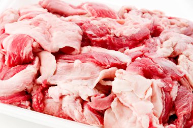 Beyaz arka planda beyaz köpük tepside sığır kıkırdağı