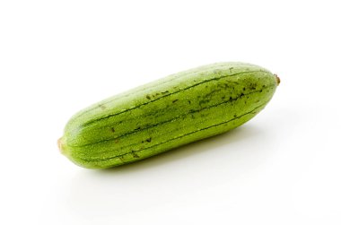 Taze yeşil sünger kabağı veya beyaz arka planda izole edilmiş luffa