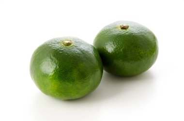 Citrus unshiu, mandarin satsuma portakalı beyaz arkaplanda izole edilmiş.