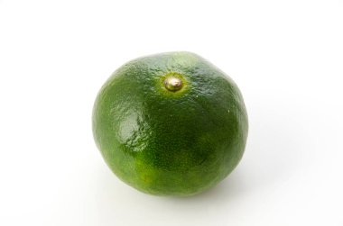 Citrus unshiu, mandarin satsuma portakalı beyaz arkaplanda izole edilmiş.
