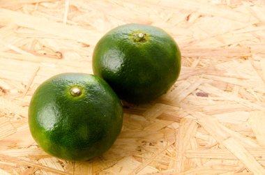 Citrus unshiu, mandarin satsuma portakalı kontrplak tahtasına izole edilmiş.