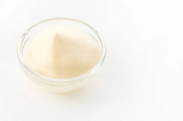 Délicieuse Mayonnaise Sur Fond Blanc — Photo