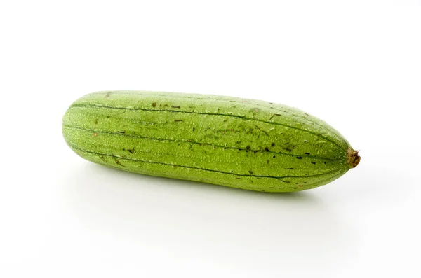 Frischer Grüner Schwammkürbis Oder Luffa Isoliert Auf Weißem Hintergrund — Stockfoto