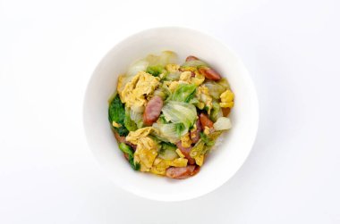 Kızarmış marul, sosis ve yumurta.