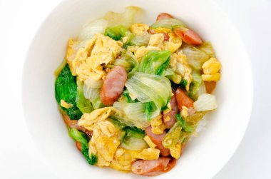 Kızarmış marul, sosis ve yumurta.