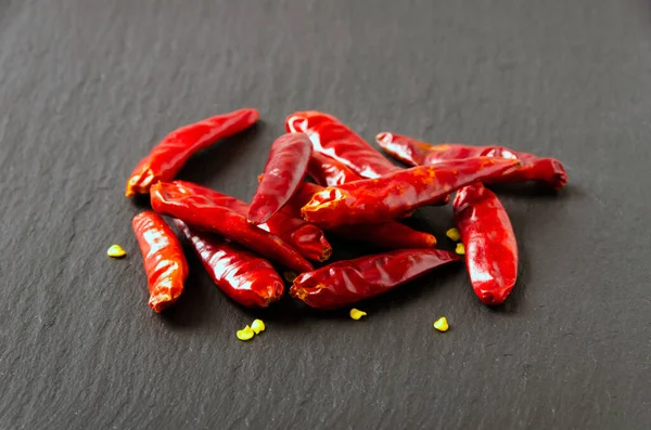 Takanotsume Red Hot Pepper Zwarte Stenen Plaat — Stockfoto