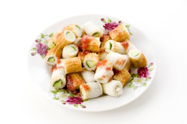 Salatalığı bir Chikuwa 'ya koy ve erik sosu ile giydir.