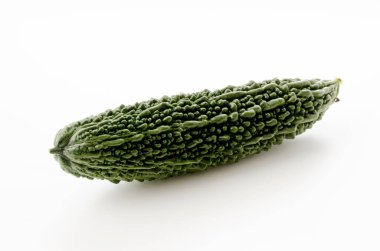Taze Goya, beyaz arka planda acı kabak.