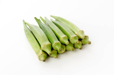 beyaz arkaplanda taze bamya