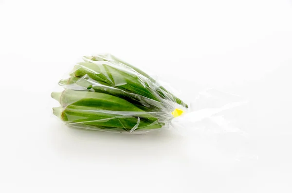 Färsk Okra Plastpåse Vit Bakgrund — Stockfoto