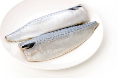 Beyaz tabakta tuzlu balık fileto.