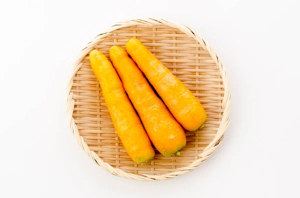 Kinbinininjin Κίτρινο Καρότο Στο Κόσκινο Μπαμπού — Φωτογραφία Αρχείου