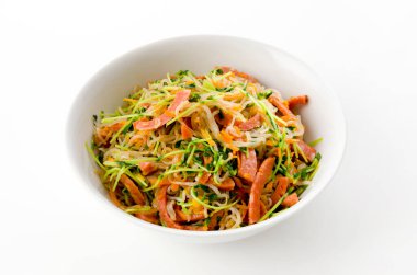 Kızarmış Portekiz sosisi ve Konjac eriştesi.