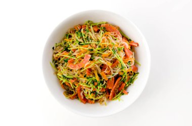 Kızarmış Portekiz sosisi ve Konjac eriştesi.