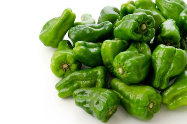 Beyaz arka planda deforme olmuş dolma biberler.