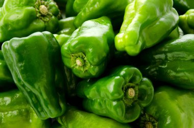 Beyaz arka planda deforme olmuş dolma biberler.