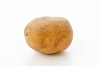 Beyaz arkaplanda izole edilmiş patates 