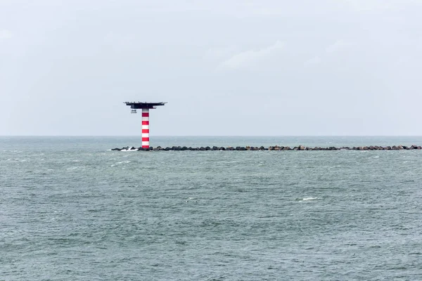 Farol Listrado Vermelho Branco Com Heliplataforma Entrada Porto Roterdão Holanda — Fotografia de Stock