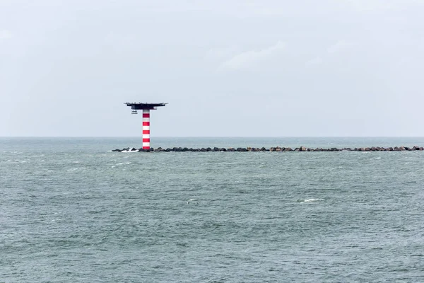 빨간색과 줄무늬 네덜란드에서 로테르 포트의 입구에 Heliplatform와 구체적인 차단기와 부두의 — 스톡 사진