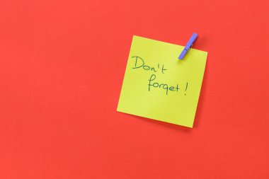 Uyarı mektubu metni 'sarı faturası ile kırmızı bir arka plan üzerinde izole unutma' ile